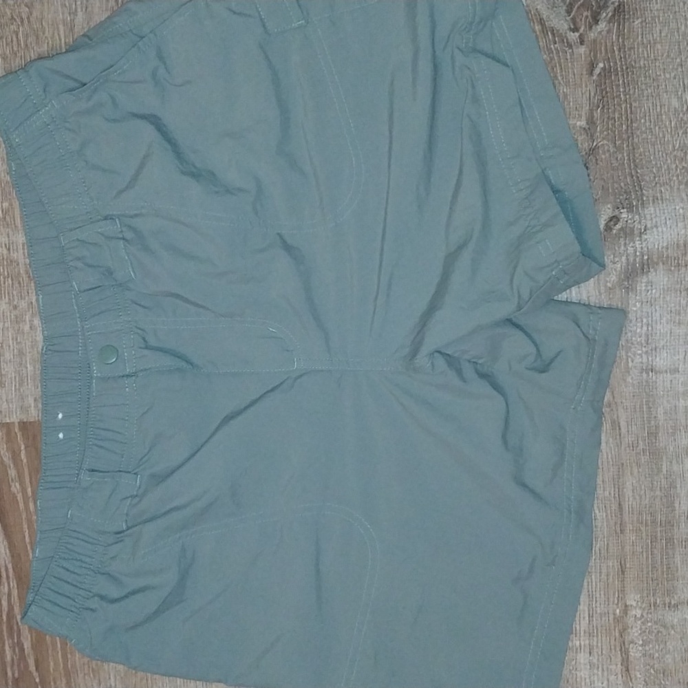 New condition Columbia woman khaki shorts size large